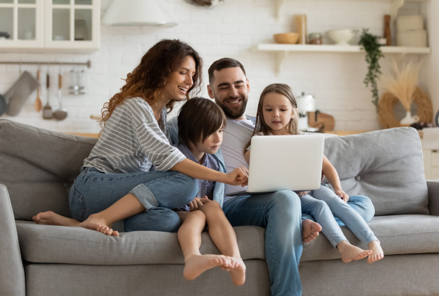 Glückliche Familie zu Hause beim Fenster bestellen online