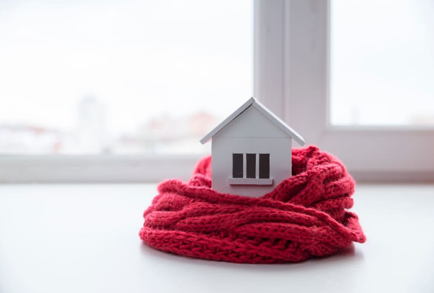 Haus mit Wärmeschutzfenster dämmt und hält Kälte fern